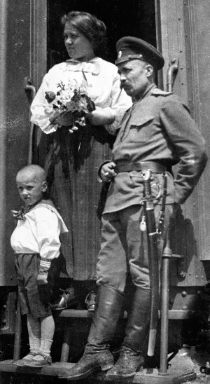 А.С. Новиков с женой Марией и сыном Анатолием. 1915 год А.С. Новиков с женой Марией и сыном Анатолием. 1915 год